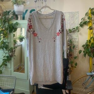 Express One Eleven Gray Floral Embroidered V-Neck Tunic Sweatshirt Size L